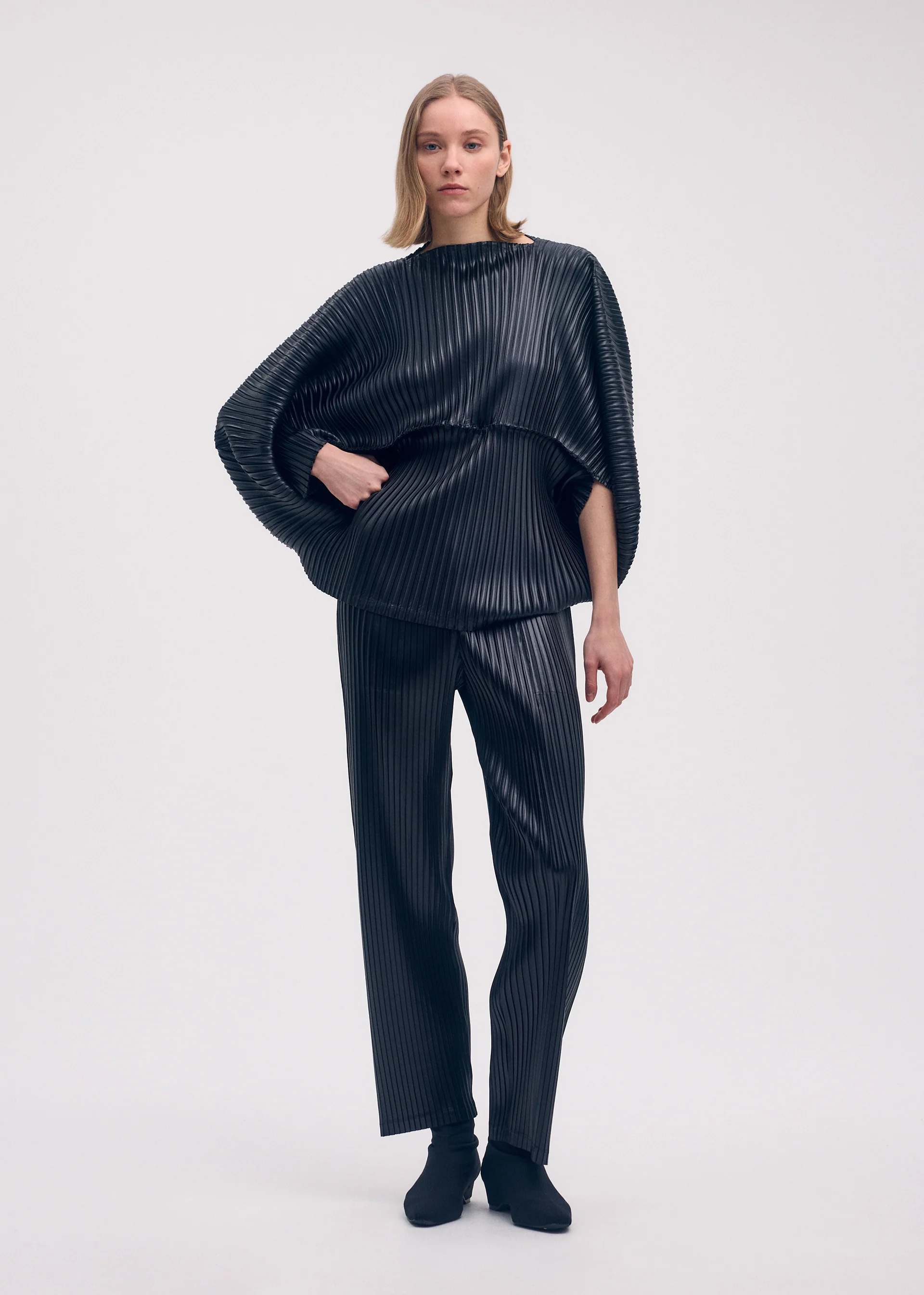 GLOSSED METAL PLEATS - Image 10