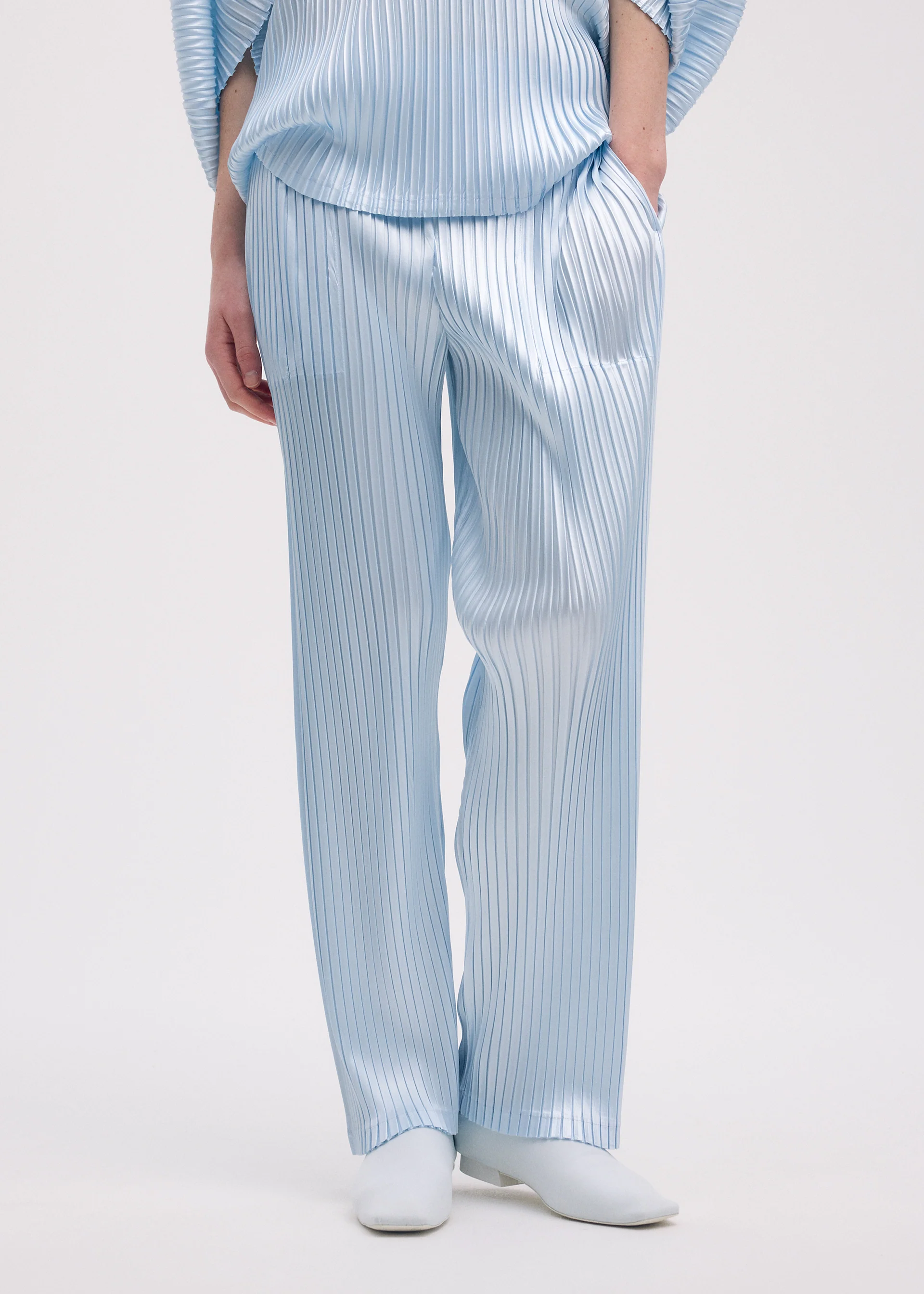 GLOSSED METAL PLEATS - Image 8