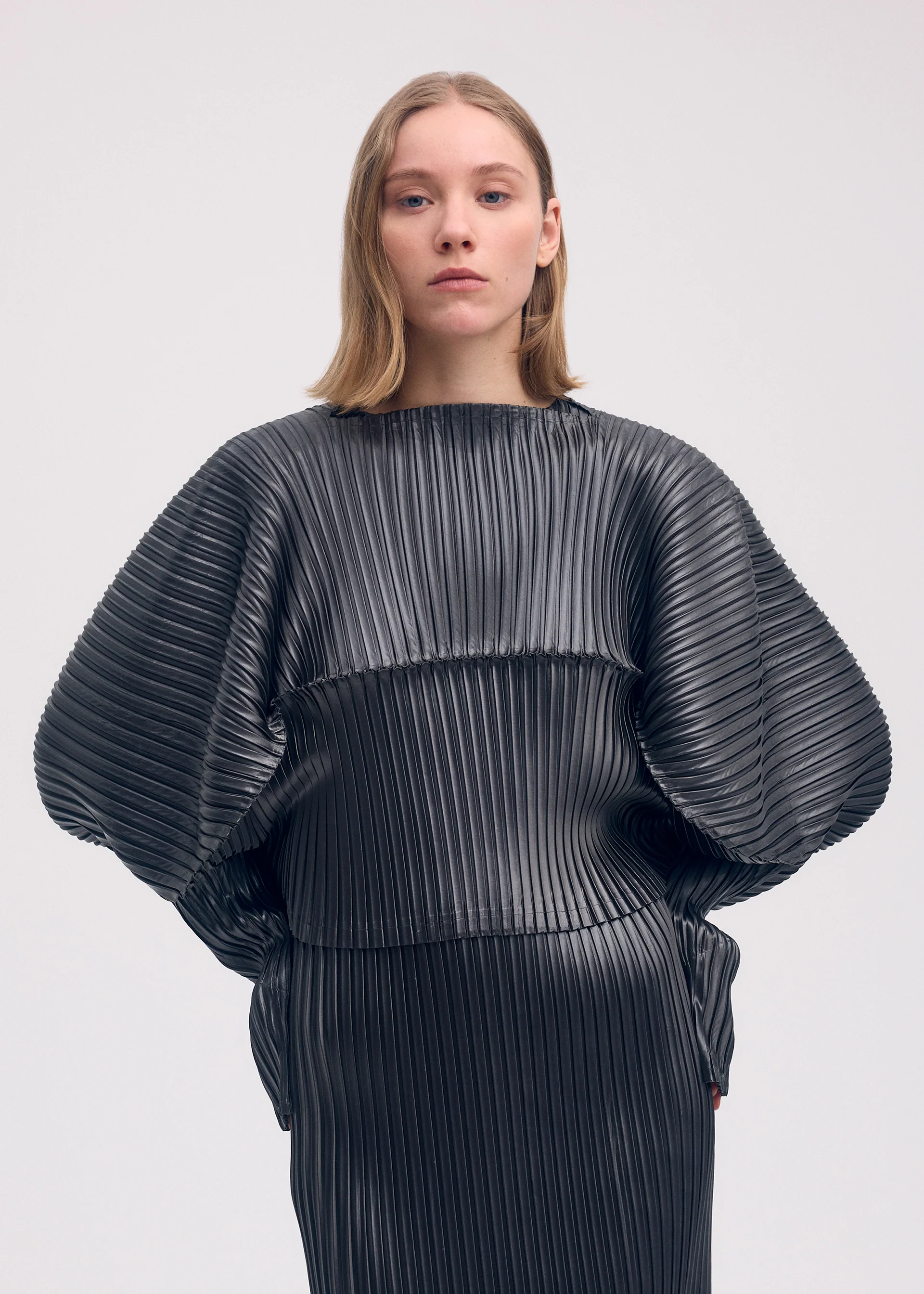 GLOSSED METAL PLEATS - Image 6