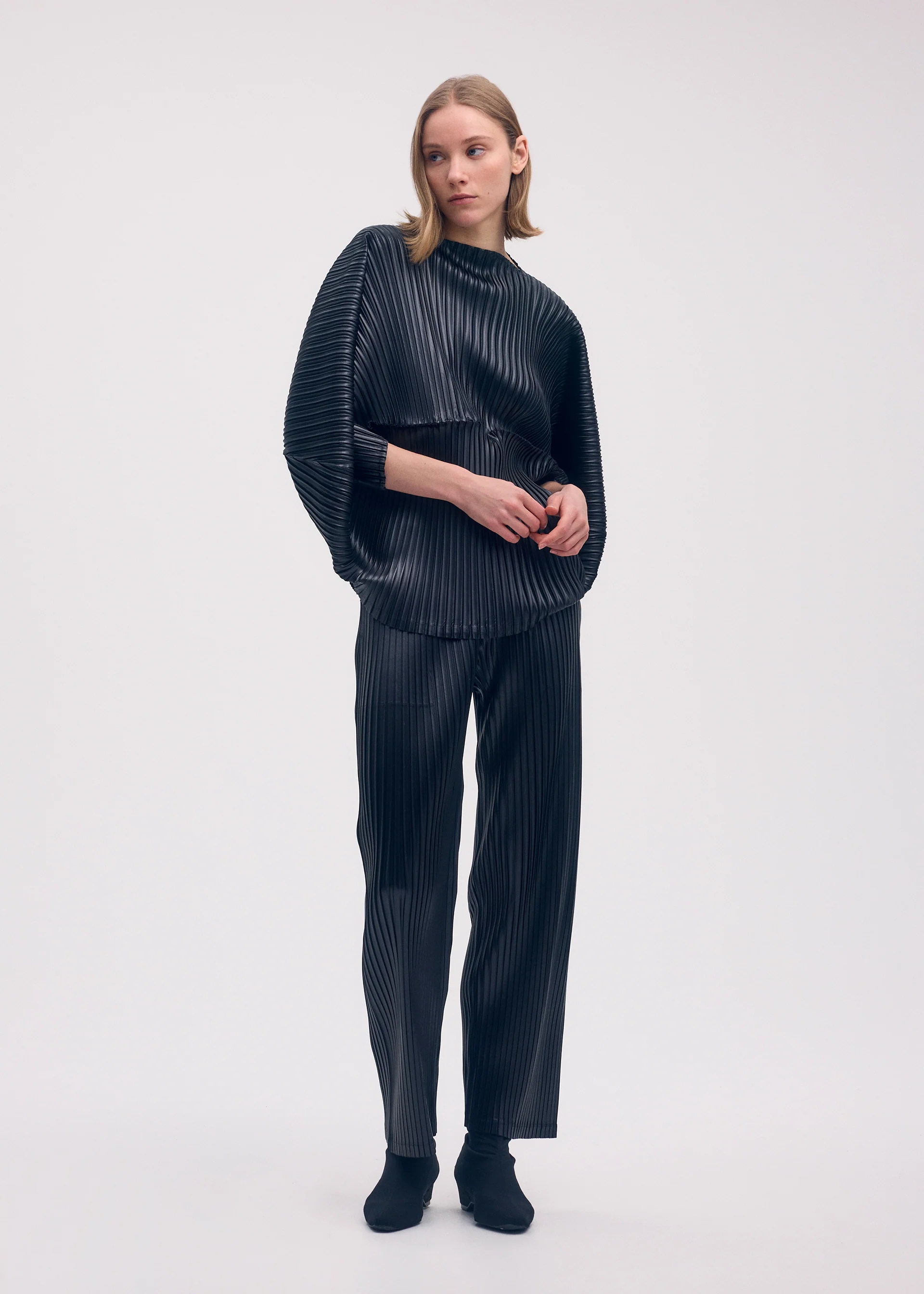 GLOSSED METAL PLEATS - Image 8