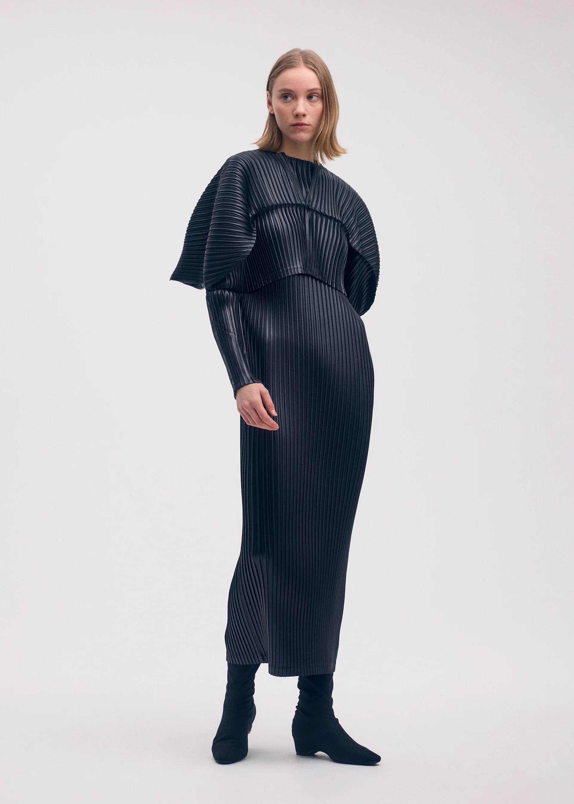 GLOSSED METAL PLEATS - Image 6