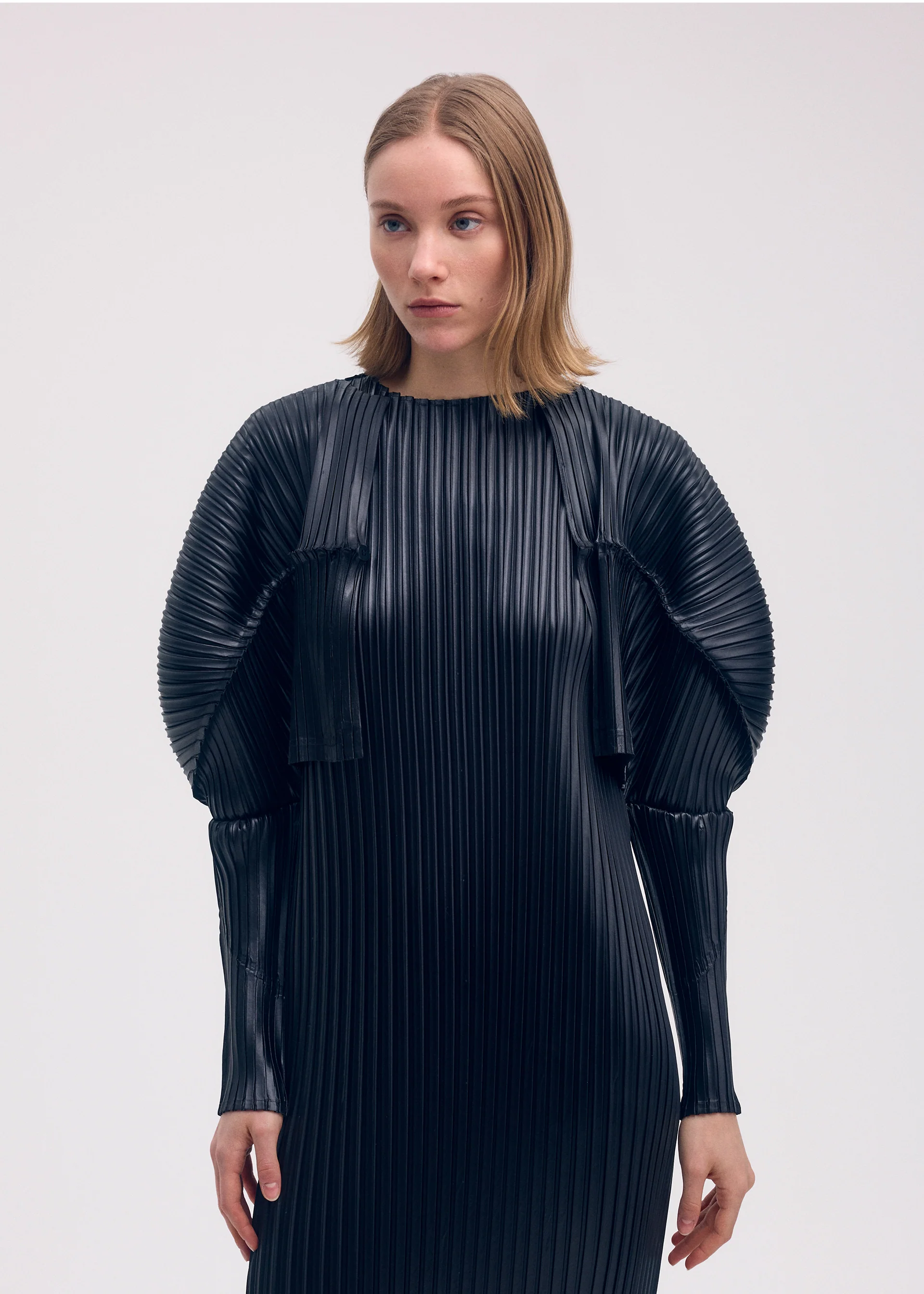GLOSSED METAL PLEATS - Image 7